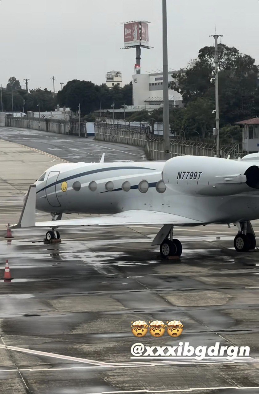 Tóm dính bố mẹ G-DRAGON dạo phố tham quan Đền Ngọc Sơn - Hồ Gươm, còn 