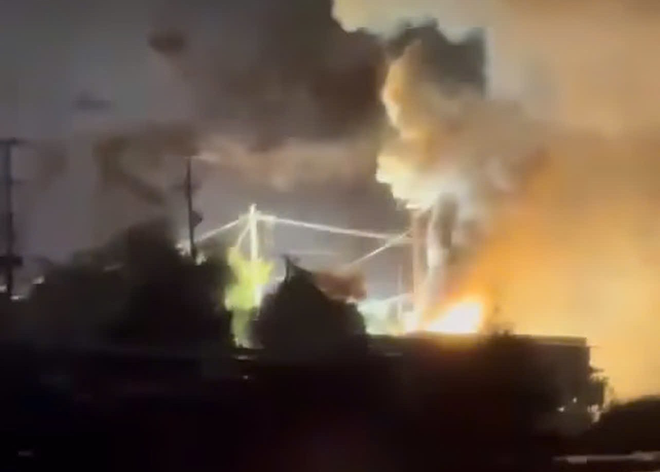 Trụ điện phát nổ, cháy lan sang 4 nhà dân, 1 người bị thương - Ảnh 1.