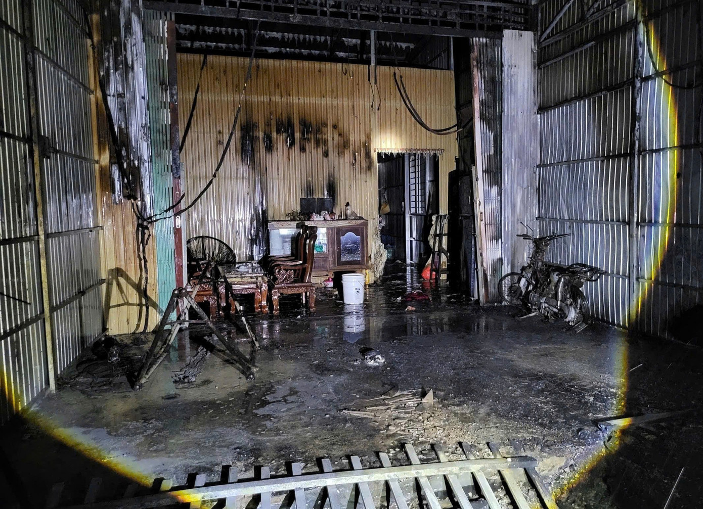 Trụ điện phát nổ, cháy lan sang 4 nhà dân, 1 người bị thương - Ảnh 2.