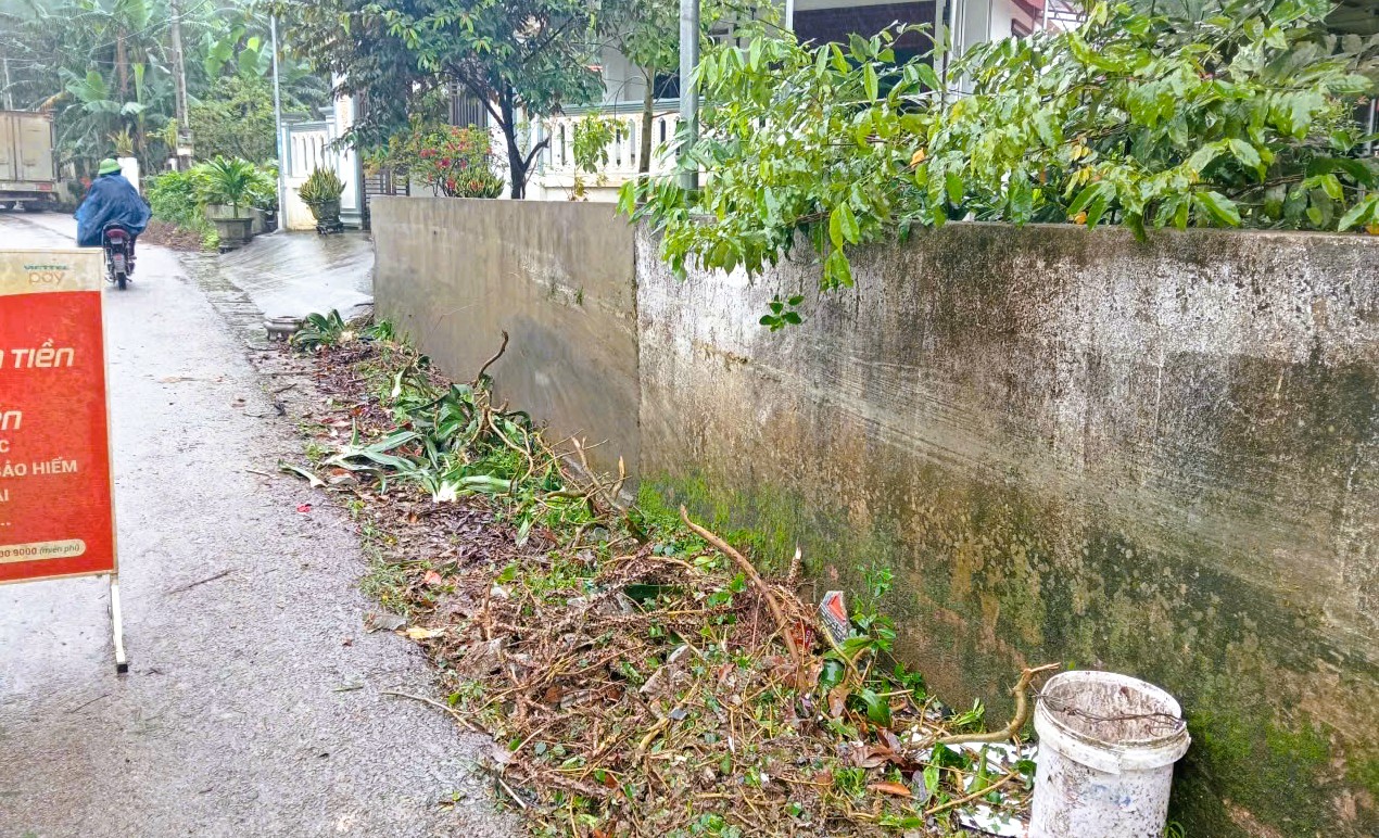 Ô tô mất lái lật ngửa va vào 2 vợ chồng giáo viên đi xe máy, người vợ tử vong - Ảnh 4.