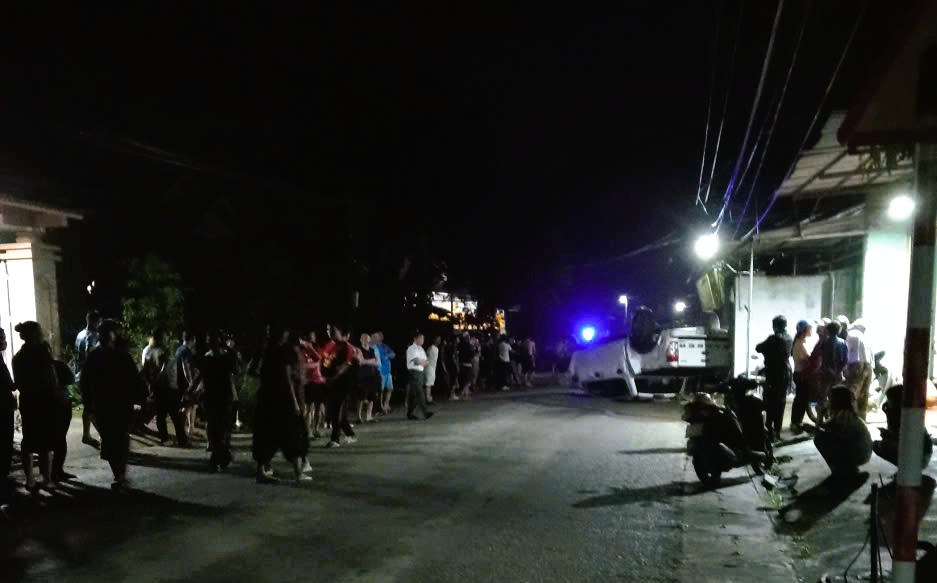 Ô tô tông gãy cột điện, làm thương vong 2 vợ chồng giáo viên - Ảnh 2. Ô tô mất lái lật ngửa va vào 2 vợ chồng giáo viên đi xe máy, người vợ tử vong - Ảnh 2.