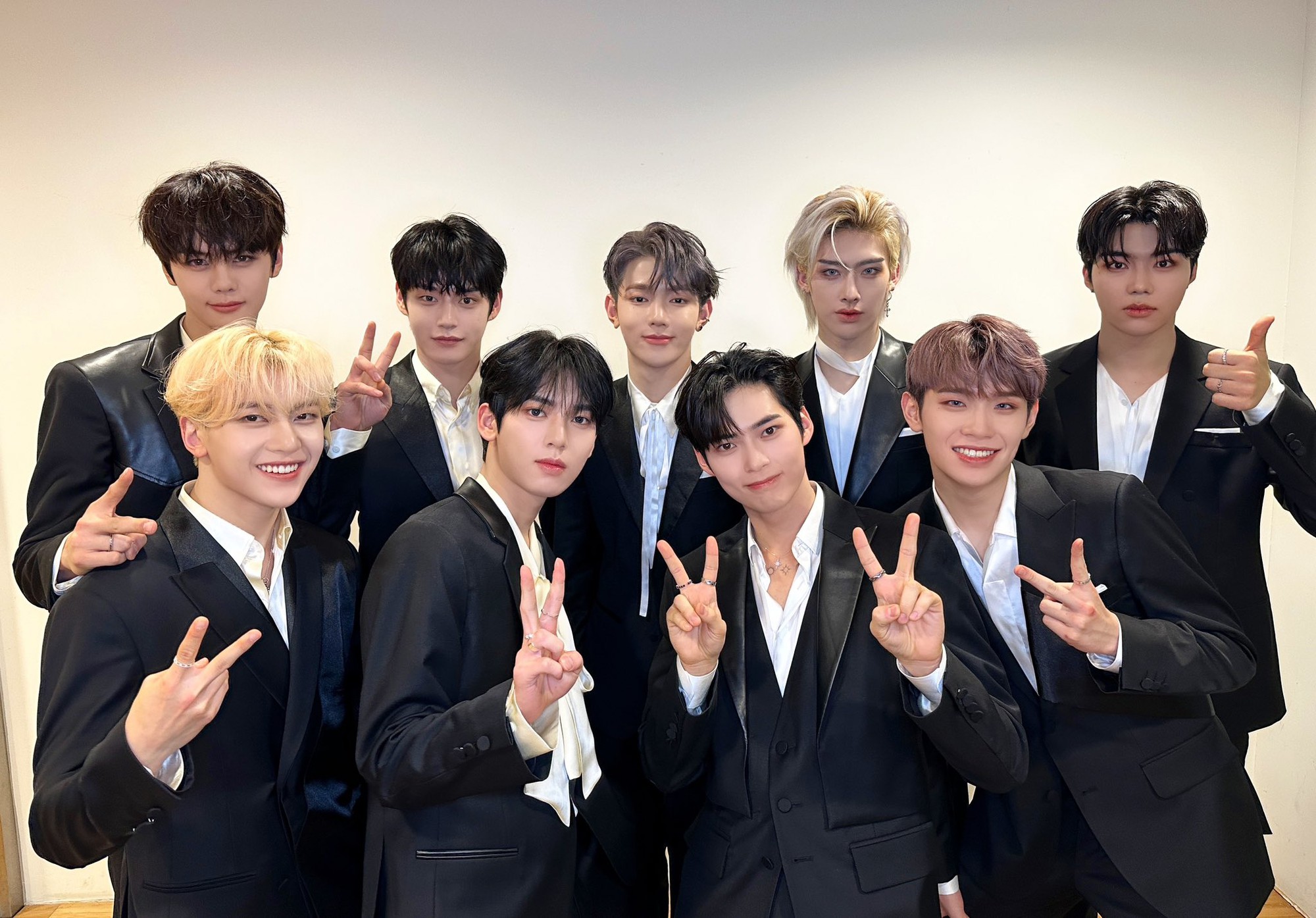 Đoạn clip biến dàn sao nam trơ mắt nhìn các mỹ nhân quỳ gối thành trò hề- Ảnh 2. Đoạn clip biến dàn sao nam trơ mắt nhìn các mỹ nhân quỳ gối thành trò hề- Ảnh 2.