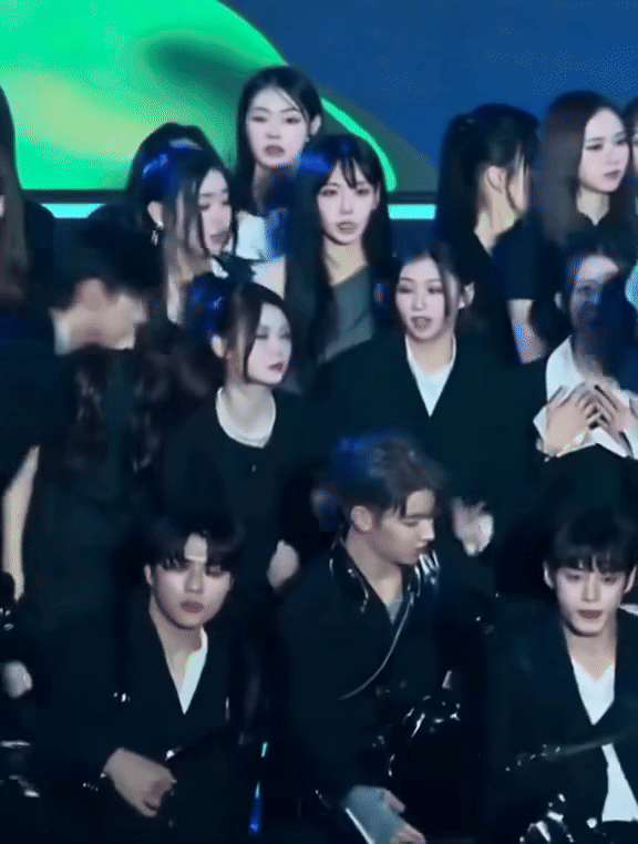 Đoạn clip biến dàn sao nam trơ mắt nhìn các mỹ nhân quỳ gối thành trò hề- Ảnh 1. Đoạn clip biến dàn sao nam trơ mắt nhìn các mỹ nhân quỳ gối thành trò hề- Ảnh 1.