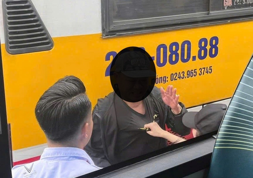 Khống chế đối tượng có hành sàm sỡ thiếu nữ ở bến xe buýt - Ảnh 1.