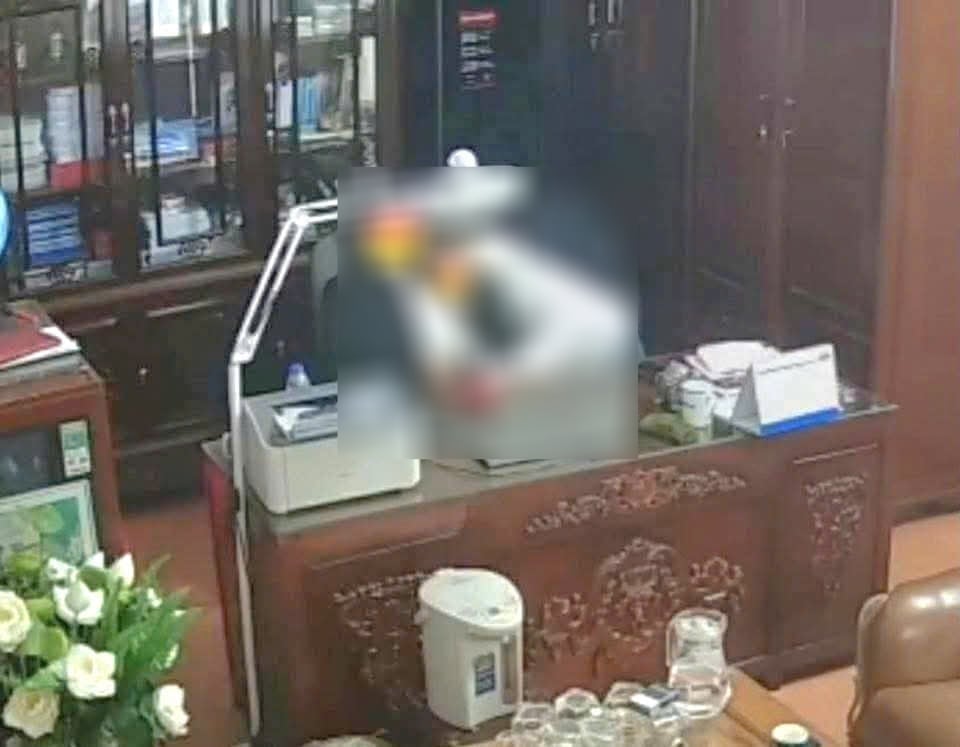 Vụ chủ tịch hội đồng quản trị &quot;thân mật&quot; với nhiều phụ nữ trong phòng làm việc: Những người trong clip có bị xử phạt? - Ảnh 2.