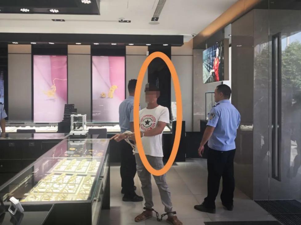 Cậu bé bán 413 cây vàng của nhà lấy 21 tỷ, bo người môi giới 770 triệu, mẹ kiện ra tòa đòi lại - người này đáp: "Đây là khoản tiền hợp pháp" - Ảnh 2.