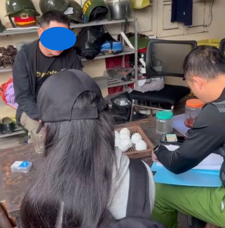 Khống chế đối tượng có hành sàm sỡ thiếu nữ ở bến xe buýt - Ảnh 2.