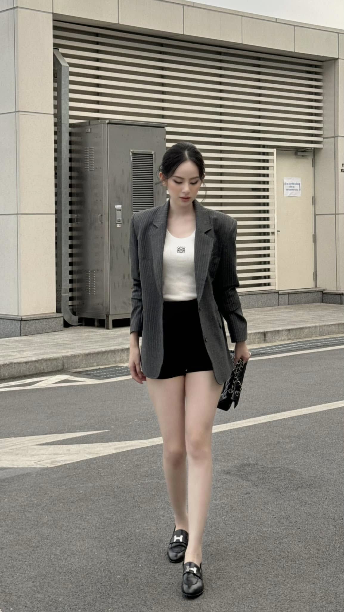 Thế nào là đỉnh cao phối đồ: Dâu hào môn Hương Liên diện toàn item màu trung tính mà bộ nào cũng sang tuyệt đối - Ảnh 9. Thế nào là đỉnh cao phối đồ: Dâu hào môn Hương Liên diện toàn item màu trung tính mà bộ nào cũng sang tuyệt đối - Ảnh 9.