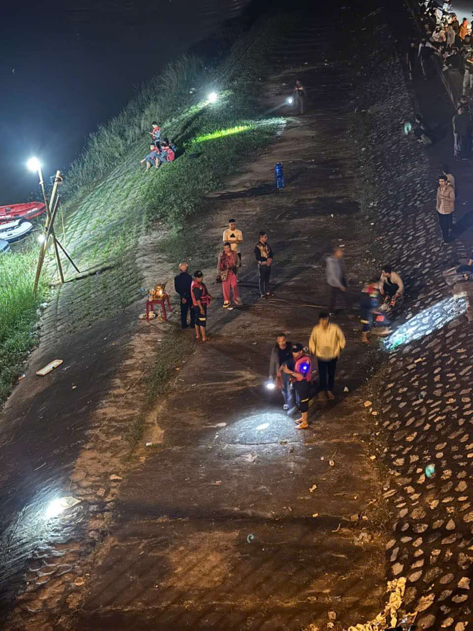 Chú rể mất tích bí ẩn đúng ngày đón dâu: Xuyên đêm tìm kiếm, các đội cứu hộ mang cano đến hỗ trợ - Ảnh 4.