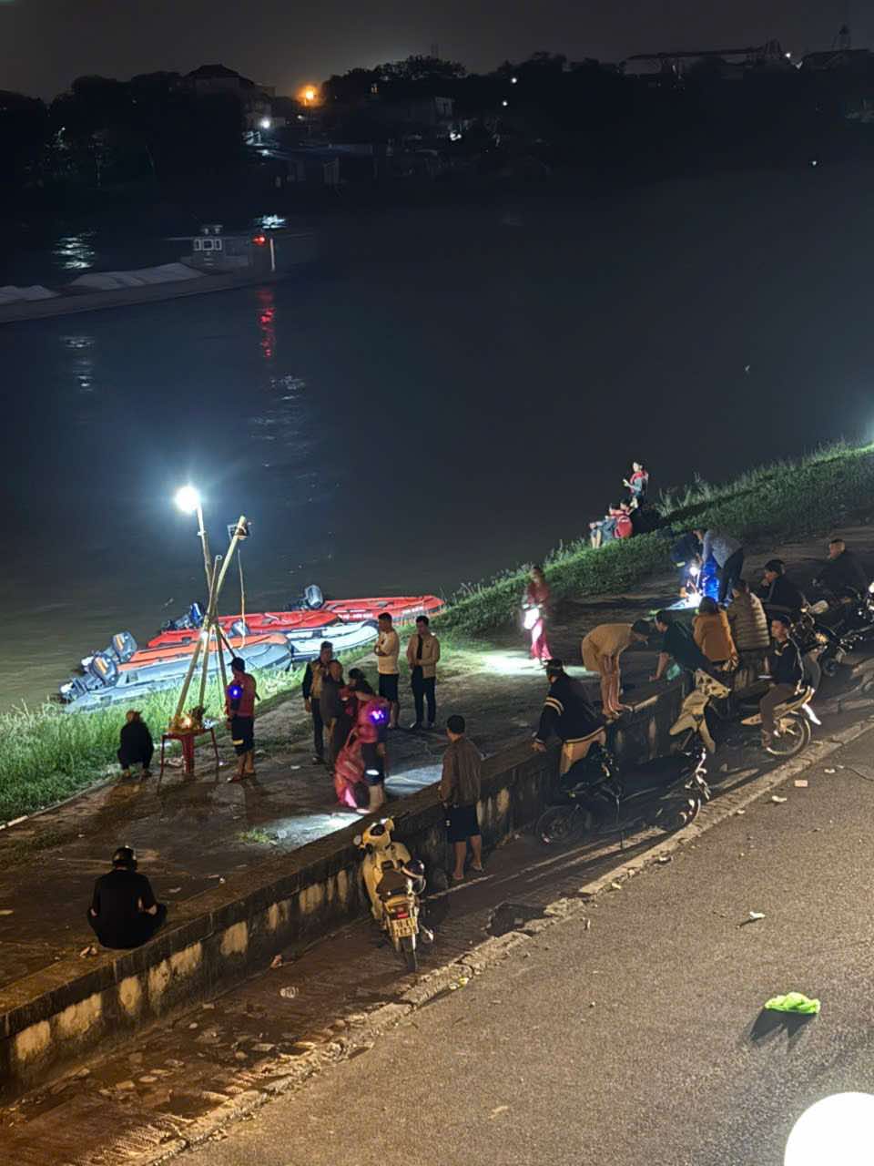 Chú rể mất tích bí ẩn đúng ngày đón dâu: Xuyên đêm tìm kiếm, các đội cứu hộ mang cano đến hỗ trợ - Ảnh 5.