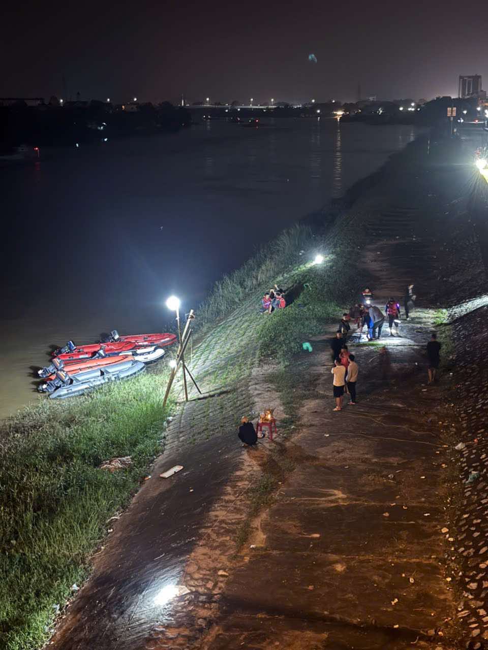 Chú rể mất tích bí ẩn đúng ngày đón dâu: Xuyên đêm tìm kiếm, các đội cứu hộ mang cano đến hỗ trợ - Ảnh 6.