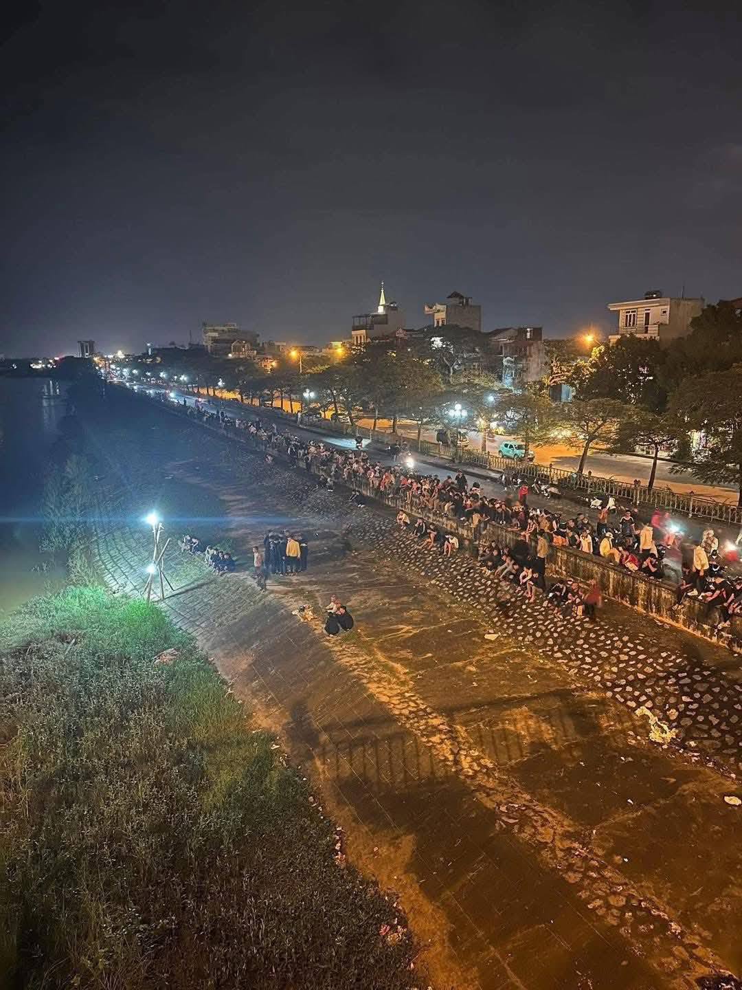 Chú rể mất tích bí ẩn đúng ngày đón dâu: Xuyên đêm tìm kiếm, các đội cứu hộ mang cano đến hỗ trợ - Ảnh 2.