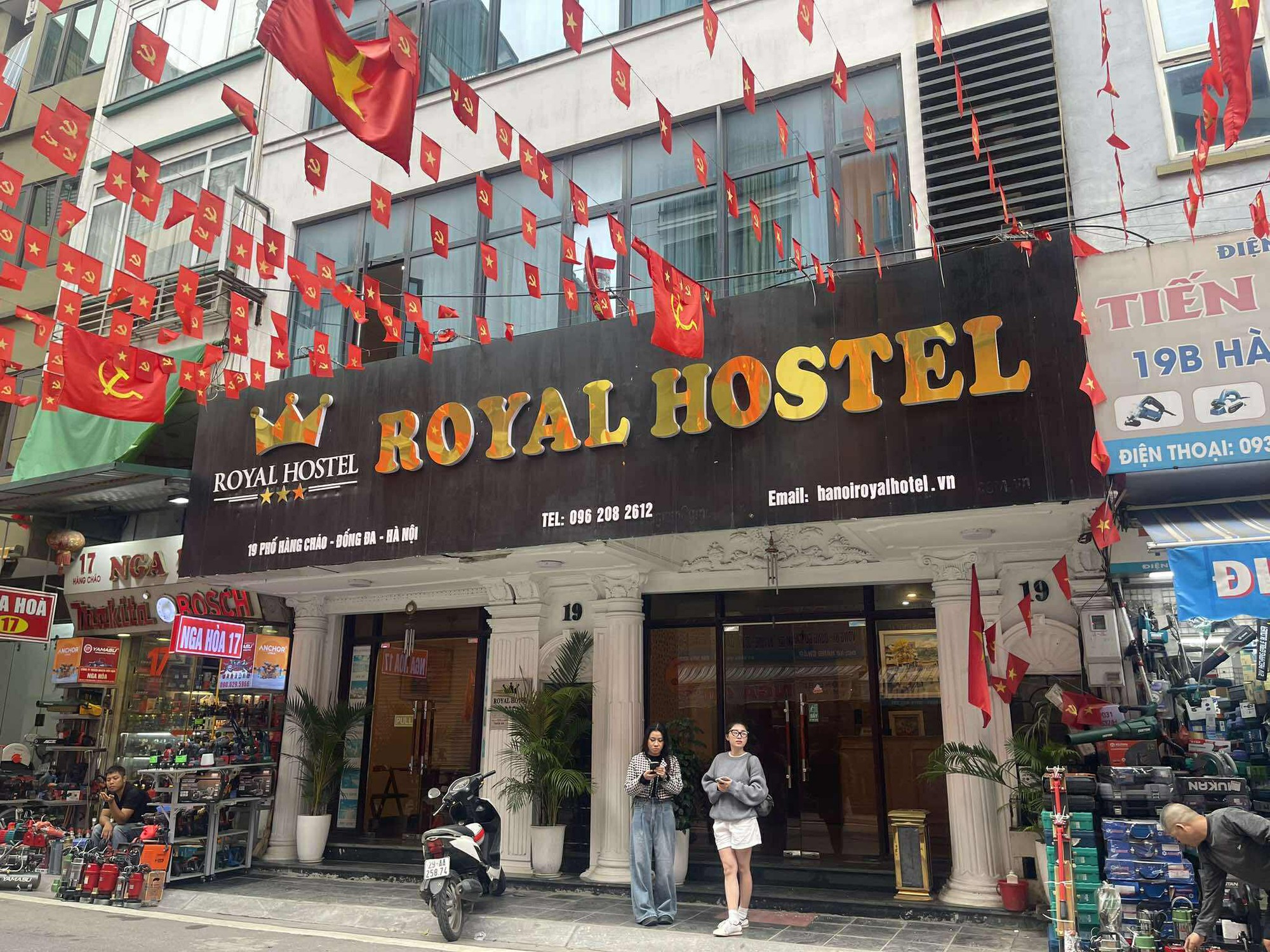 Phát hiện nhiều sai phạm tại khách sạn ở Hà Nội bị tố &quot;bùng&quot; phòng dù khách đã thanh toán đủ tiền - Ảnh 2.