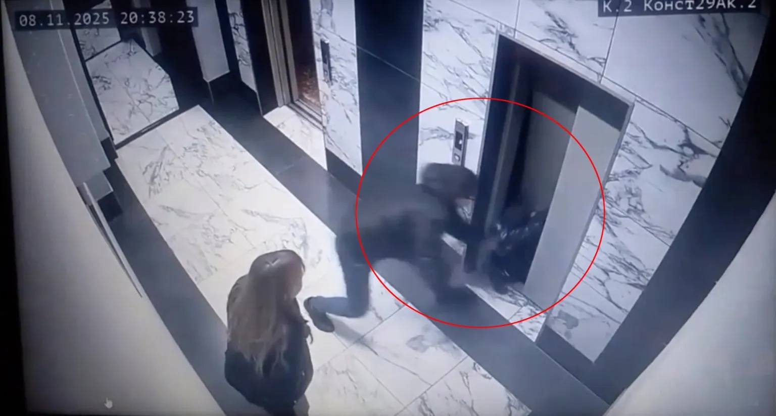 Khoảnh khắc kinh hoàng: Bé trai 2 tuổi rơi thẳng xuống hố thang máy ngay trước mắt cha mẹ - Ảnh 1.