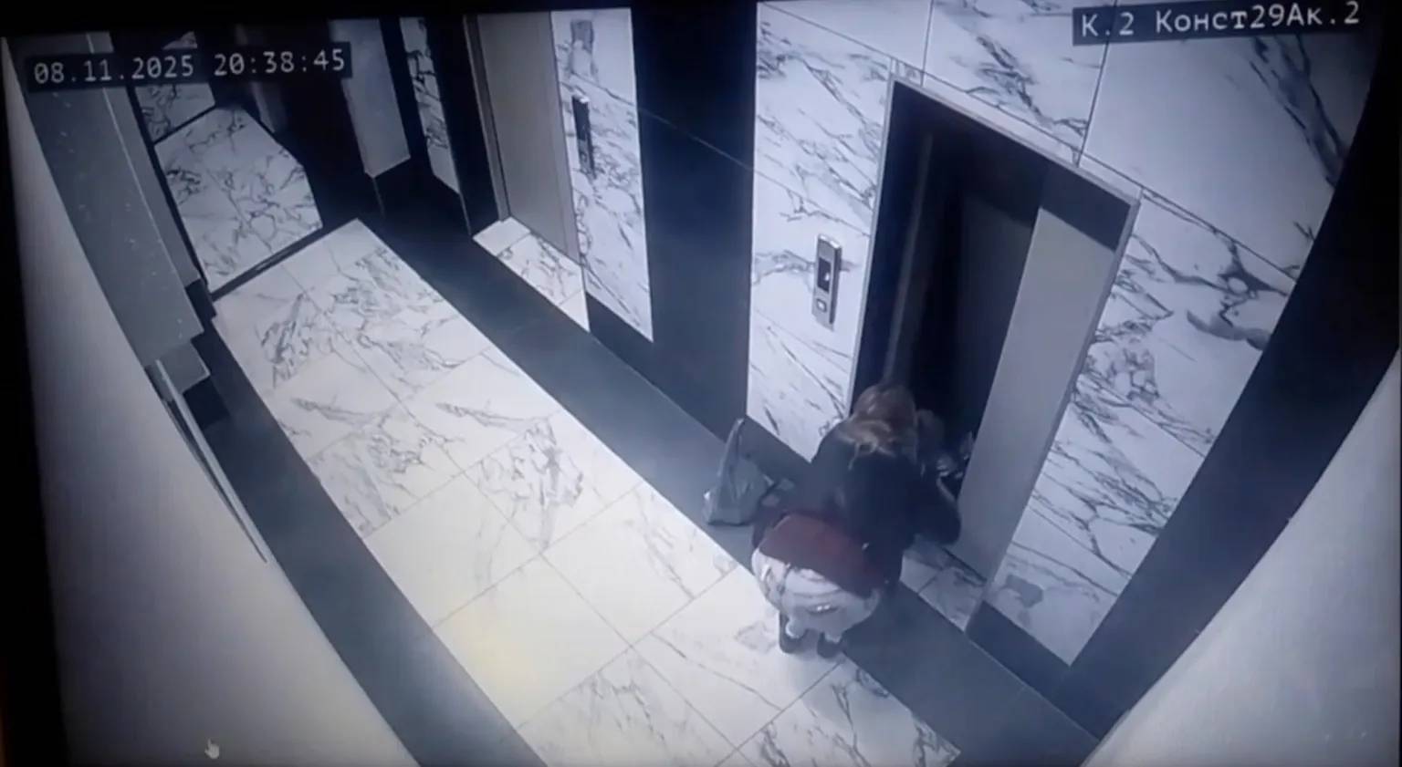 Khoảnh khắc kinh hoàng: Bé trai 2 tuổi rơi thẳng xuống hố thang máy ngay trước mắt cha mẹ - Ảnh 2.