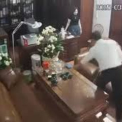 Vụ chủ tịch hội đồng quản trị &quot;thân mật&quot; với nhiều phụ nữ trong phòng làm việc: Những người trong clip có bị xử phạt? - Ảnh 1.