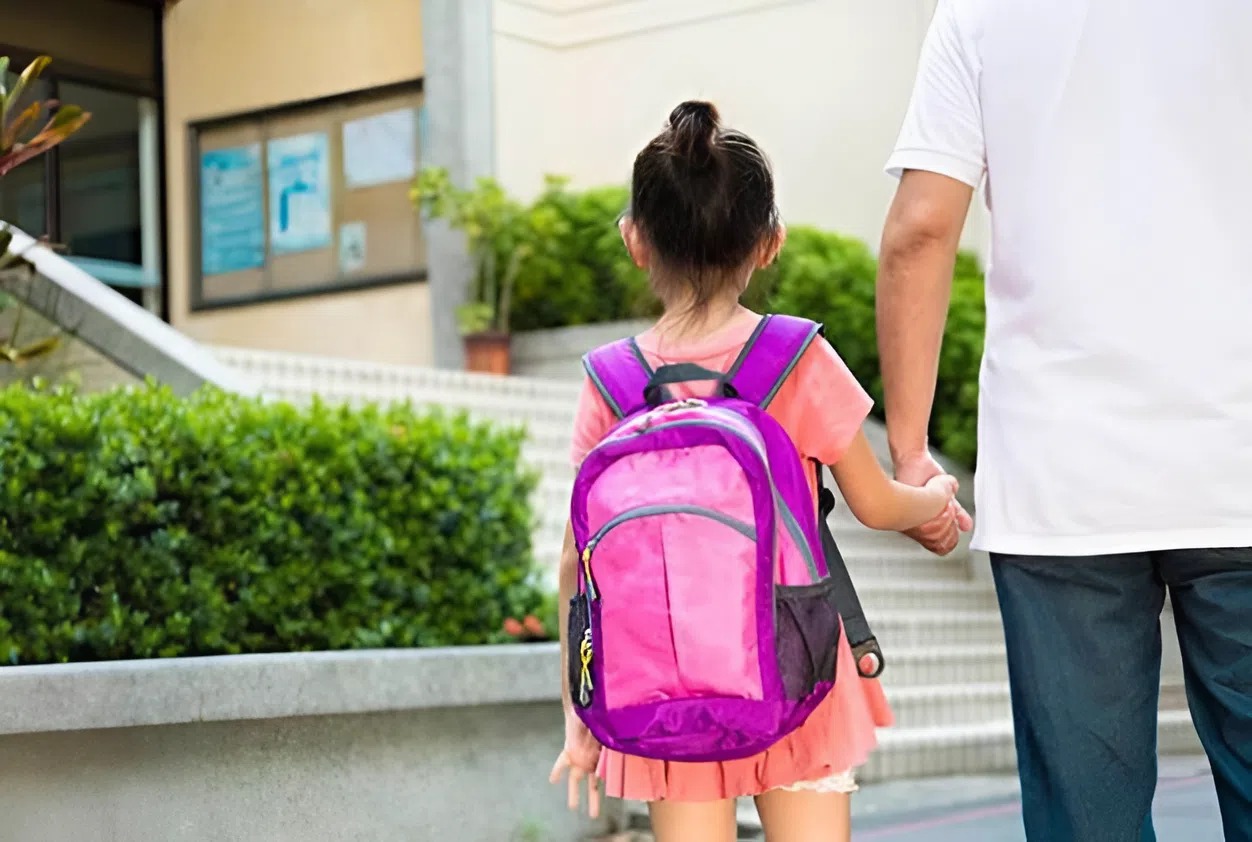 Nhiều cha mẹ khi chọn trường Tiểu học cho con mắc phải 5 SAI LẦM mù quáng này: Hậu quả là ảnh hưởng cả tâm lý lẫn việc học! - Ảnh 1.