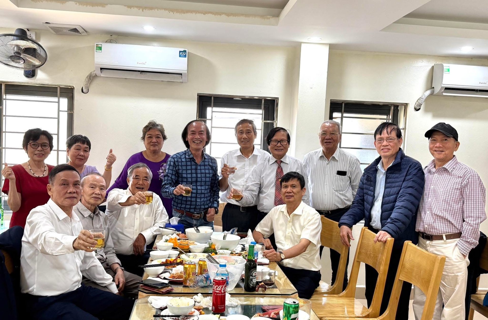 Bức ảnh &quot;tinh hoa hội tụ&quot; đang hot nhất MXH: Toàn các bác sĩ nội trú, giữ nhiều vị trí quan trọng trong ngành y - Ảnh 1.