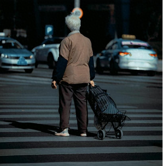 Bà lão 60 tuổi lương hưu 7 triệu đồng, tiết kiệm hơn 1 tỷ đồng vẫn sống chẳng vui: “Cả đời tằn tiện, tôi quá hối hận vì sống sai cách” - Ảnh 1.