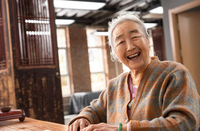 Bà lão 60 tuổi lương hưu 7 triệu đồng, tiết kiệm hơn 1 tỷ đồng vẫn sống chẳng vui: “Cả đời tằn tiện, tôi quá hối hận vì sống sai cách” - Ảnh 3.