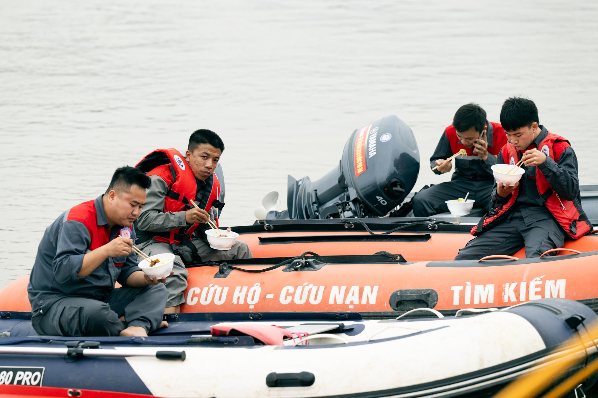 Vụ chú rể nghi nhảy cầu trong ngày đón dâu: Hàng xóm tiết lộ buổi tối trước ngày xảy ra sự việc và cuộc trò chuyện cuối cùng với mẹ của nạn nhân - Ảnh 4.