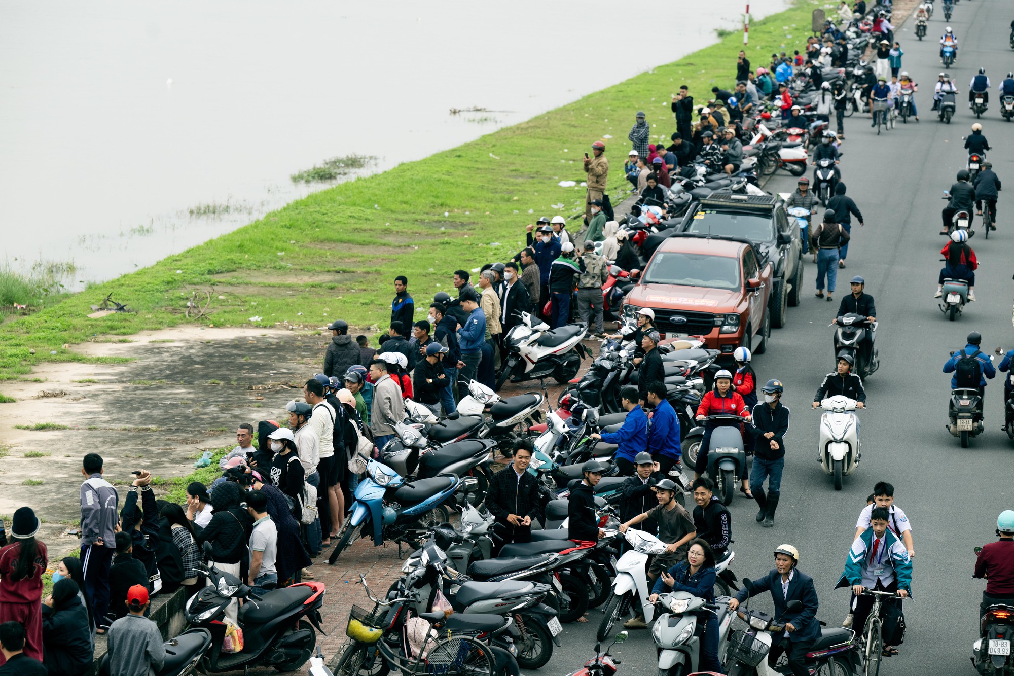 Vụ chú rể nghi nhảy cầu trong ngày đón dâu: Hàng xóm tiết lộ buổi tối trước ngày xảy ra sự việc và cuộc trò chuyện cuối cùng với mẹ của nạn nhân - Ảnh 2.