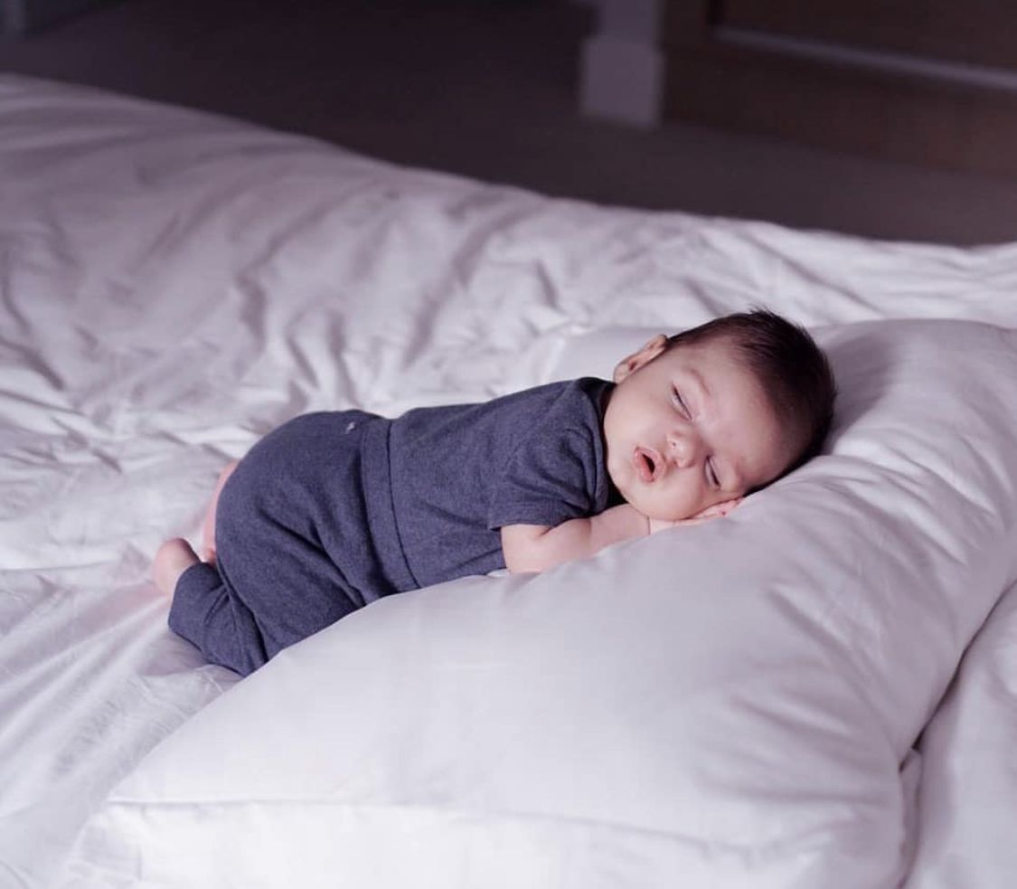 NỒM tới rồi! Đây là những điều mẹ cần chú ý khi cho em bé đi ngủ trong thời tiết nồm ẩm- Ảnh 1.