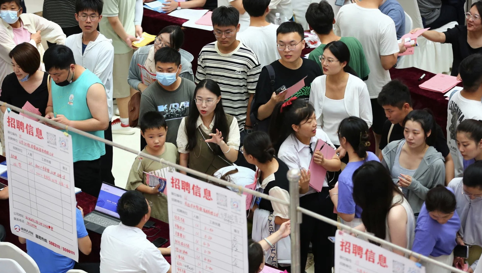 Thạc sĩ tài chính đi bưng lẩu, kỹ sư điện tử đi làm diễn viên quần chúng, tiến sĩ đi rửa bát thuê: Cơn ác mộng mang tên “thừa bằng cấp, thiếu việc làm” ở xứ tỷ dân - Ảnh 4.