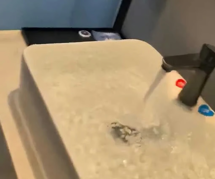 Bị từ chối hủy đặt phòng, khách cố tình xả nước làm ngập phòng khách sạn, sau đó phải đền gấp gần 300 lần số tiền ban đầu - Ảnh 1.