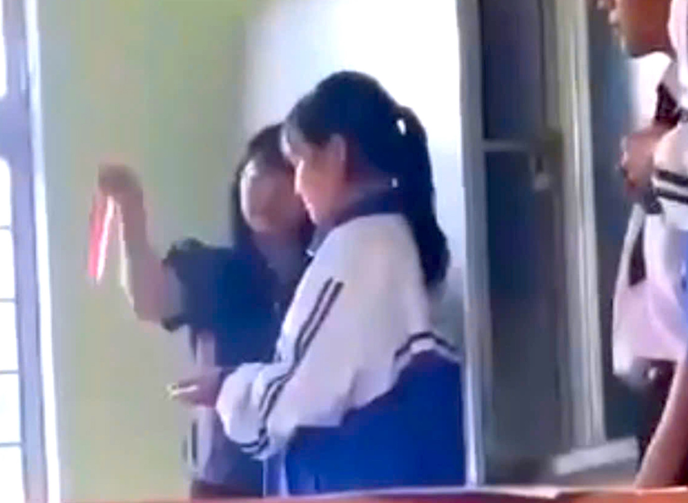 Nữ giáo viên bắt học sinh dàn hàng rồi dùng thước đánh - Ảnh 1.