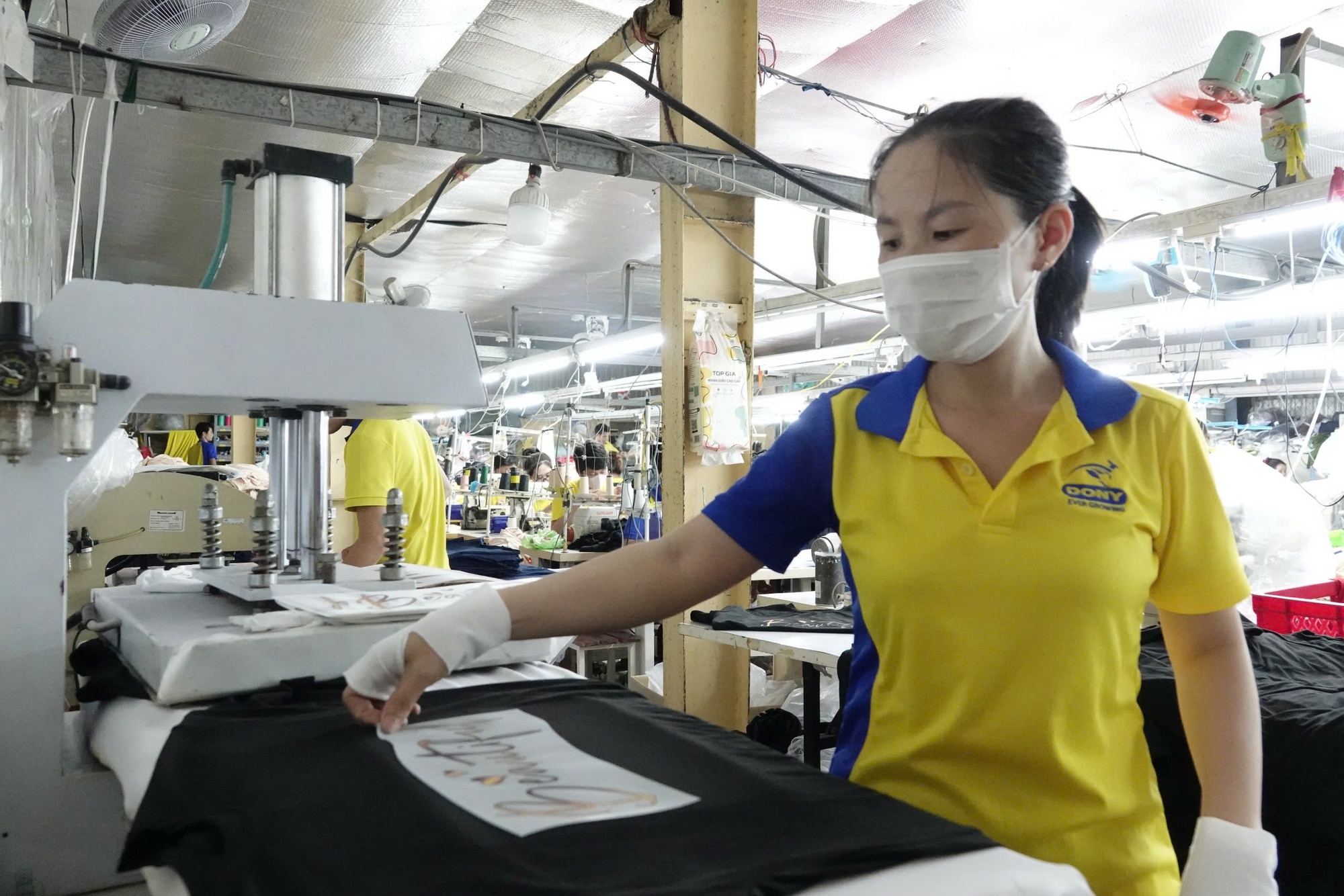 Lương tối thiểu 2026: Không cắt giảm chế độ làm thêm, thưởng Tết - Ảnh 1.