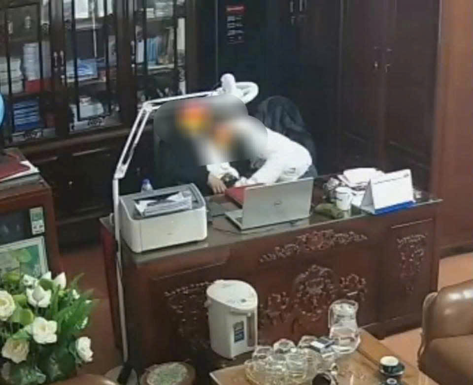 Thông tin MỚI NHẤT vụ clip thân mật của Chủ tịch Hội đồng quản trị trường THPT ở Ninh Bình cùng nhiều phụ nữ - Ảnh 1.