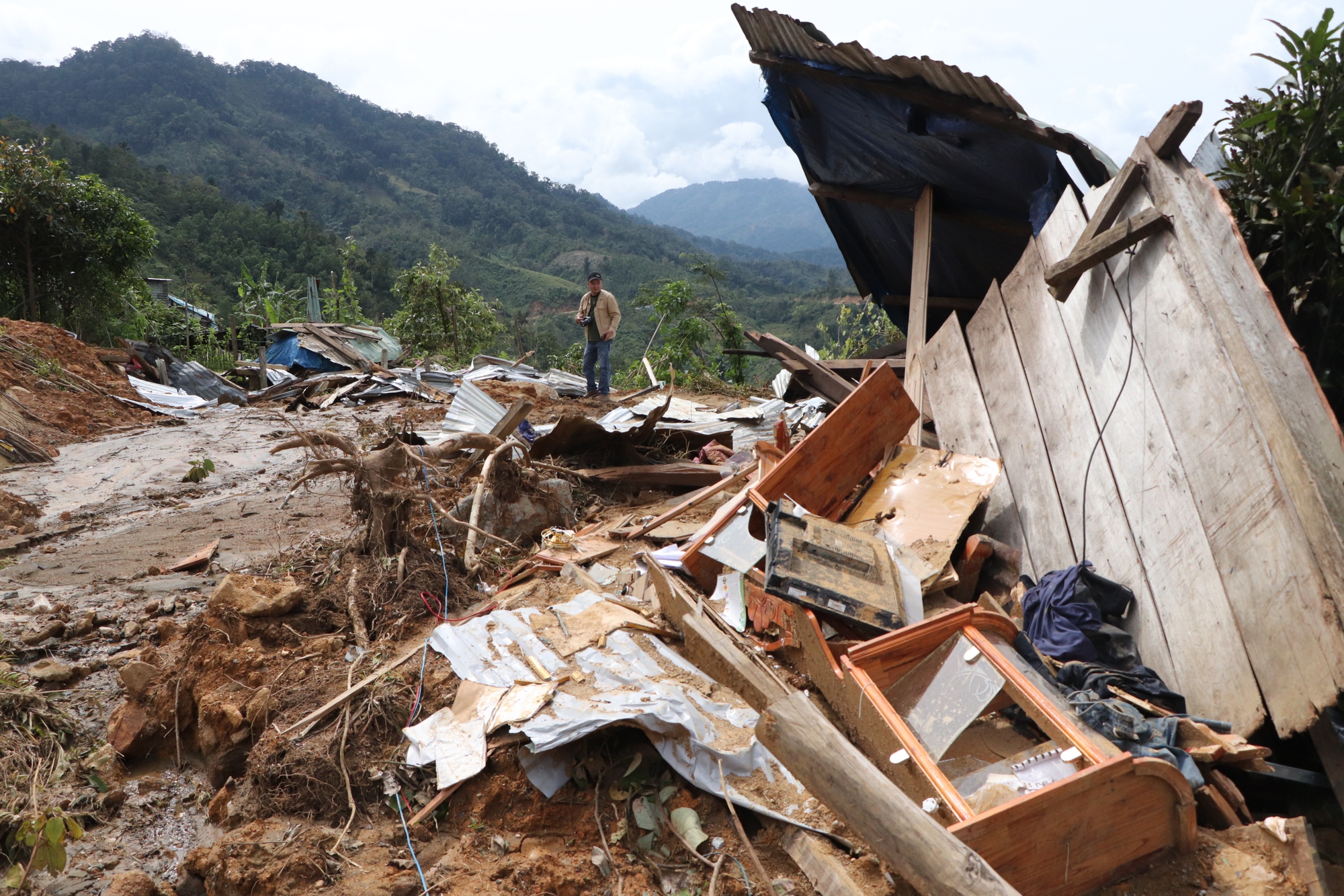 Sạt lở núi ở Đà Nẵng khiến 6 nhà sập , người dân lo sợ nợ ngân hàng - Ảnh 10.