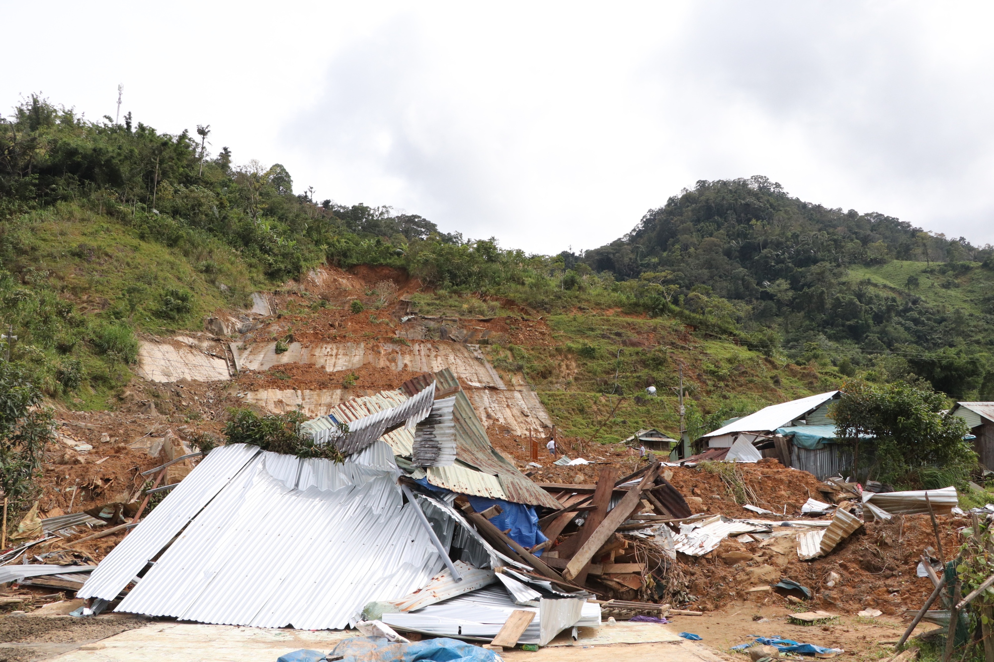 Sạt lở núi ở Đà Nẵng khiến 6 nhà sập , người dân lo sợ nợ ngân hàng - Ảnh 16.