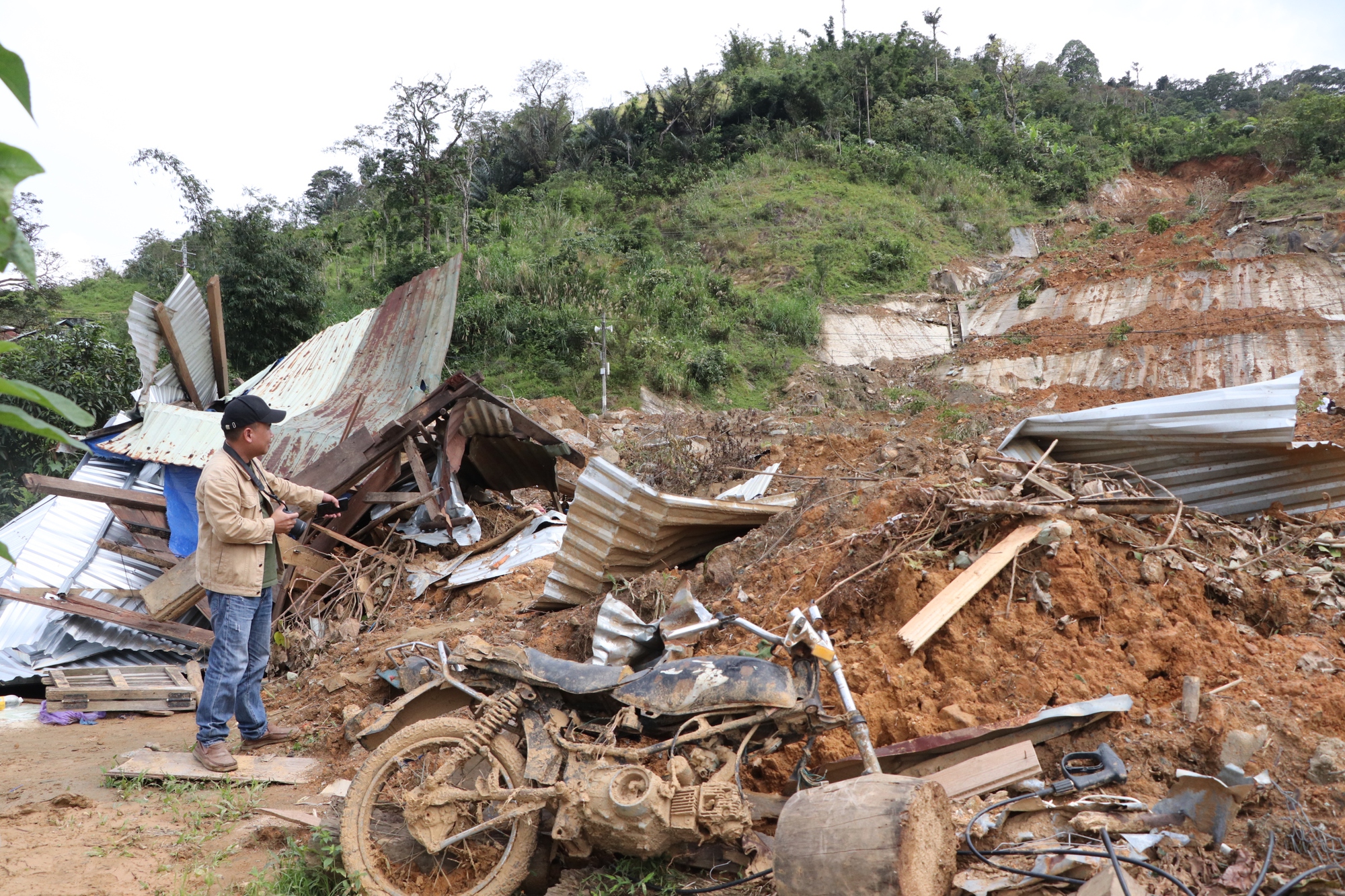 Sạt lở núi ở Đà Nẵng khiến 6 nhà sập , người dân lo sợ nợ ngân hàng - Ảnh 2.