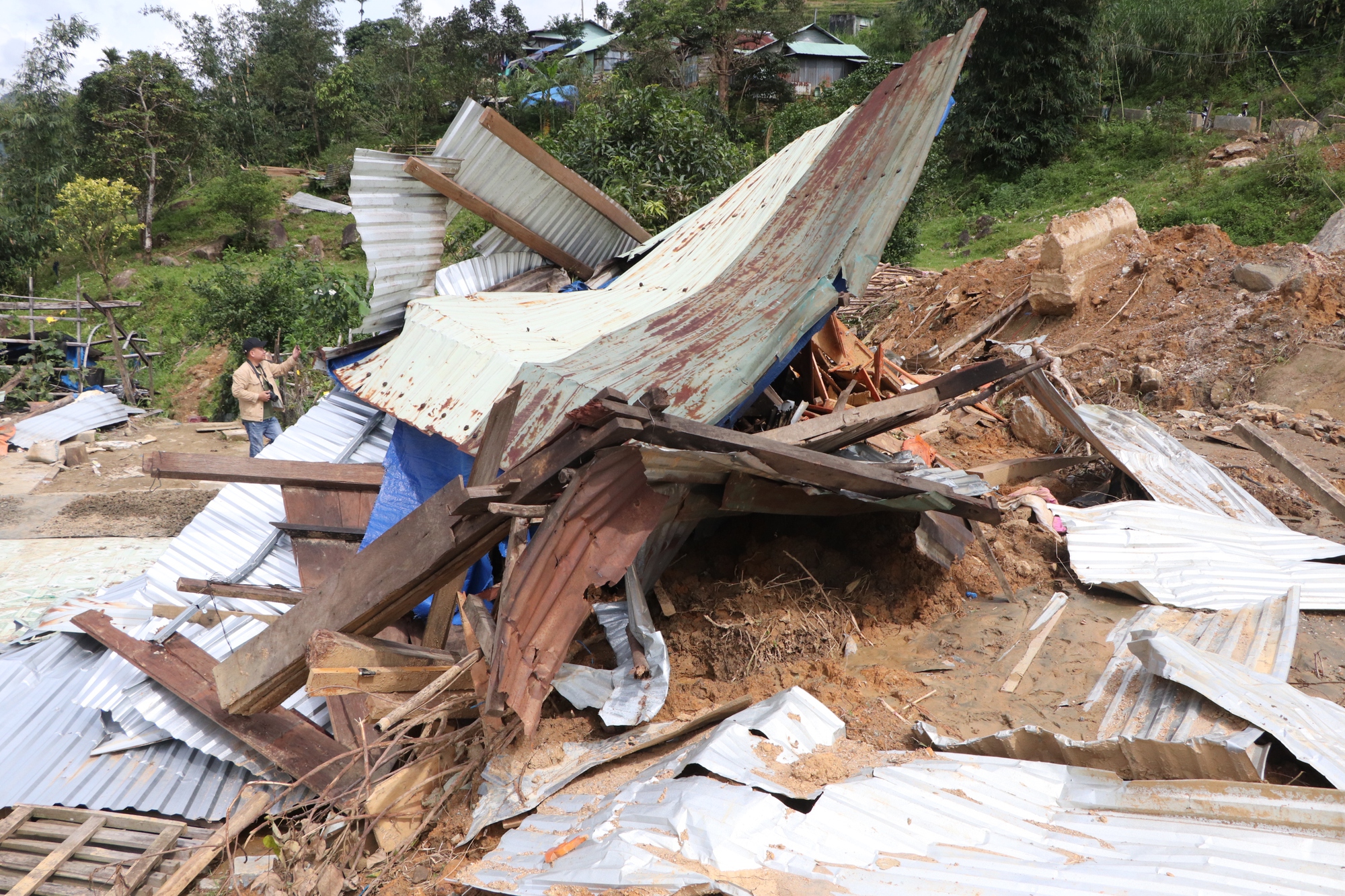 Sạt lở núi ở Đà Nẵng khiến 6 nhà sập , người dân lo sợ nợ ngân hàng - Ảnh 11.