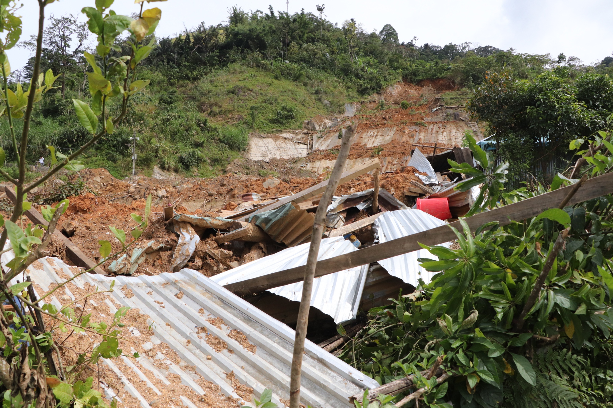 Sạt lở núi ở Đà Nẵng khiến 6 nhà sập , người dân lo sợ nợ ngân hàng - Ảnh 13.