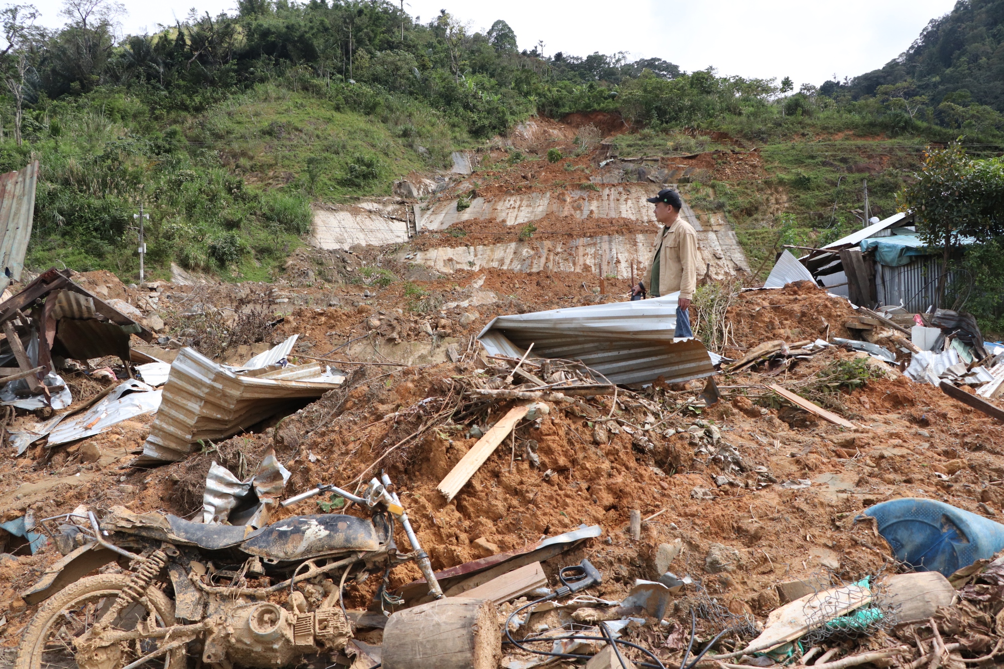 Sạt lở núi ở Đà Nẵng khiến 6 nhà sập , người dân lo sợ nợ ngân hàng - Ảnh 15.