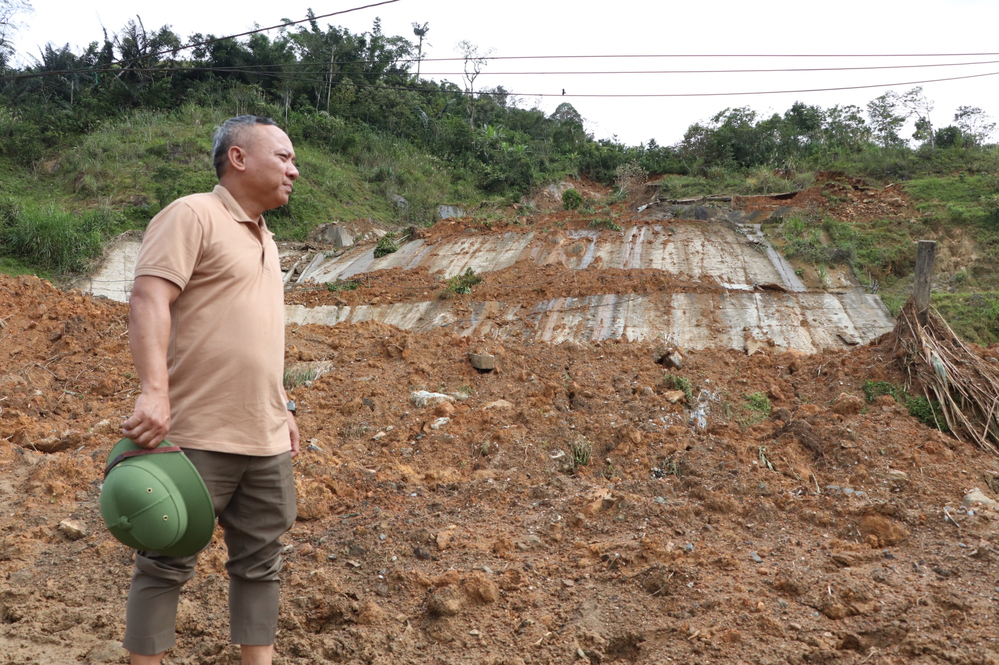 Sạt lở núi ở Đà Nẵng khiến 6 nhà sập , người dân lo sợ nợ ngân hàng - Ảnh 4.