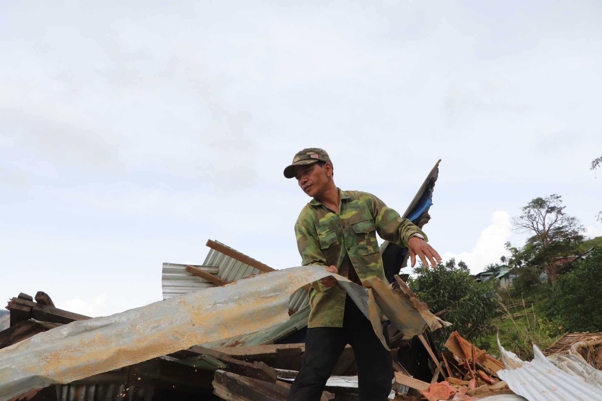 Sạt lở núi ở Đà Nẵng khiến 6 nhà sập , người dân lo sợ nợ ngân hàng - Ảnh 1.