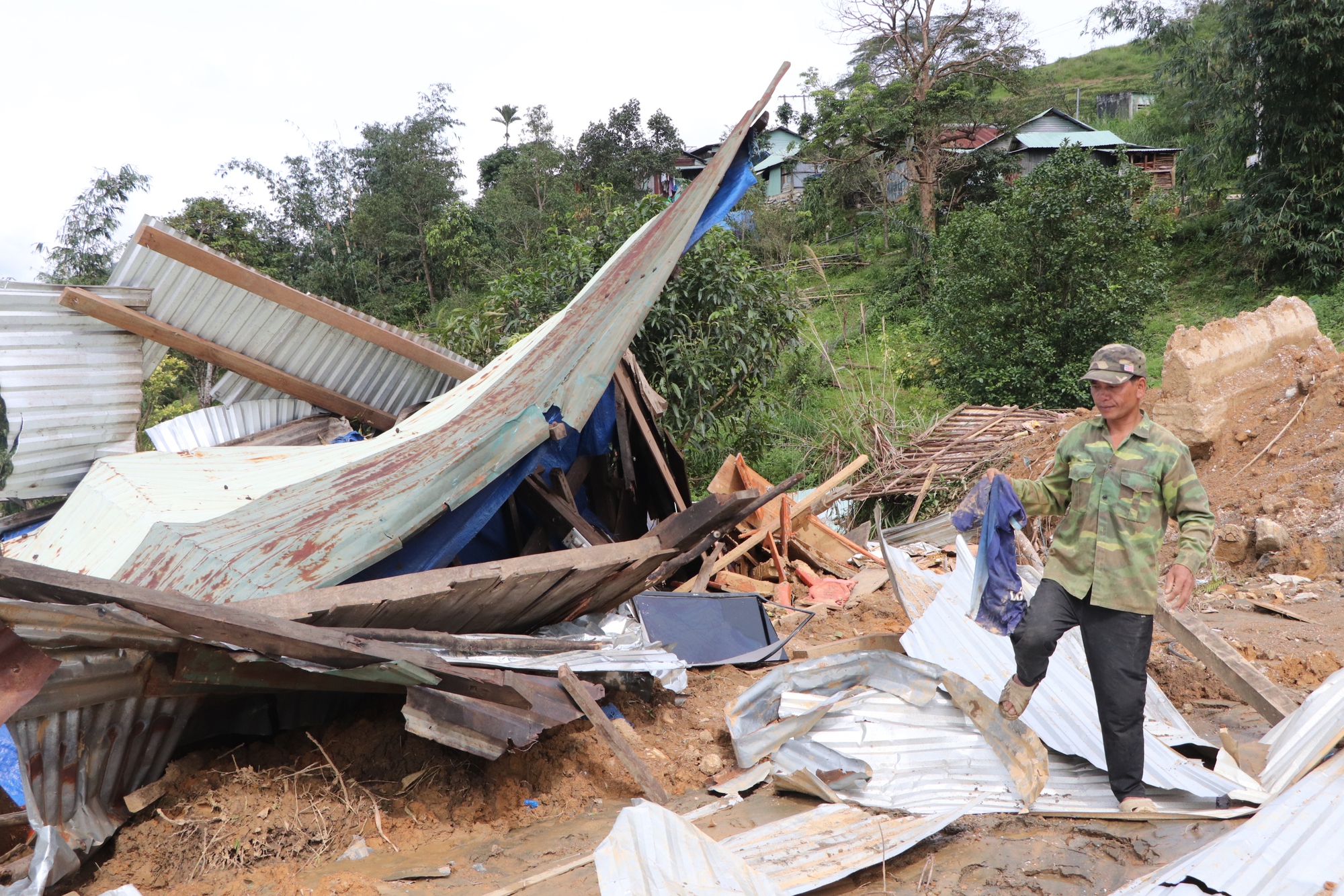 Sạt lở núi ở Đà Nẵng khiến 6 nhà sập , người dân lo sợ nợ ngân hàng - Ảnh 28.