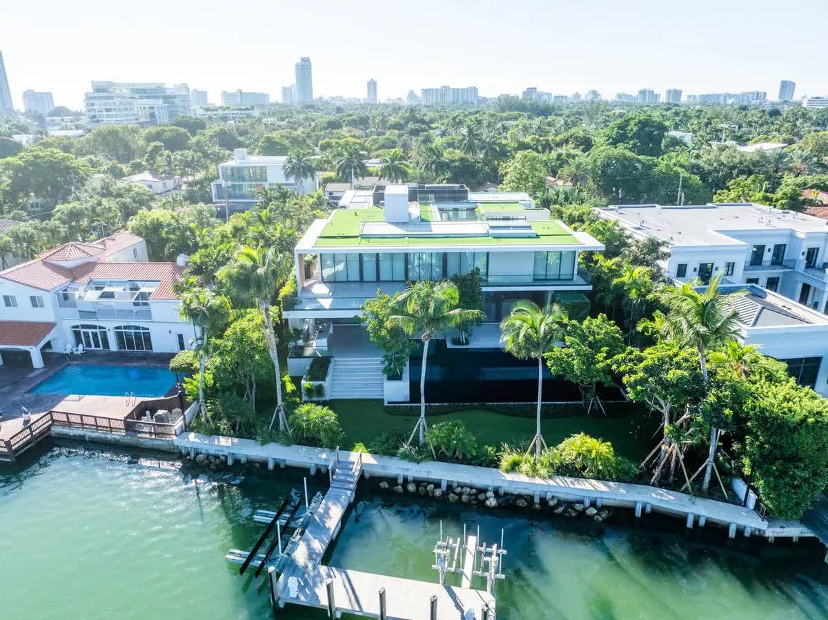 2exclusive-the-new-beckingham-palace-heres-the-eye-wateringly-glamorous-miami-beach-mansion-the-ul-1762850596084415719101-1762959832615-1762959833256209751955.jpg