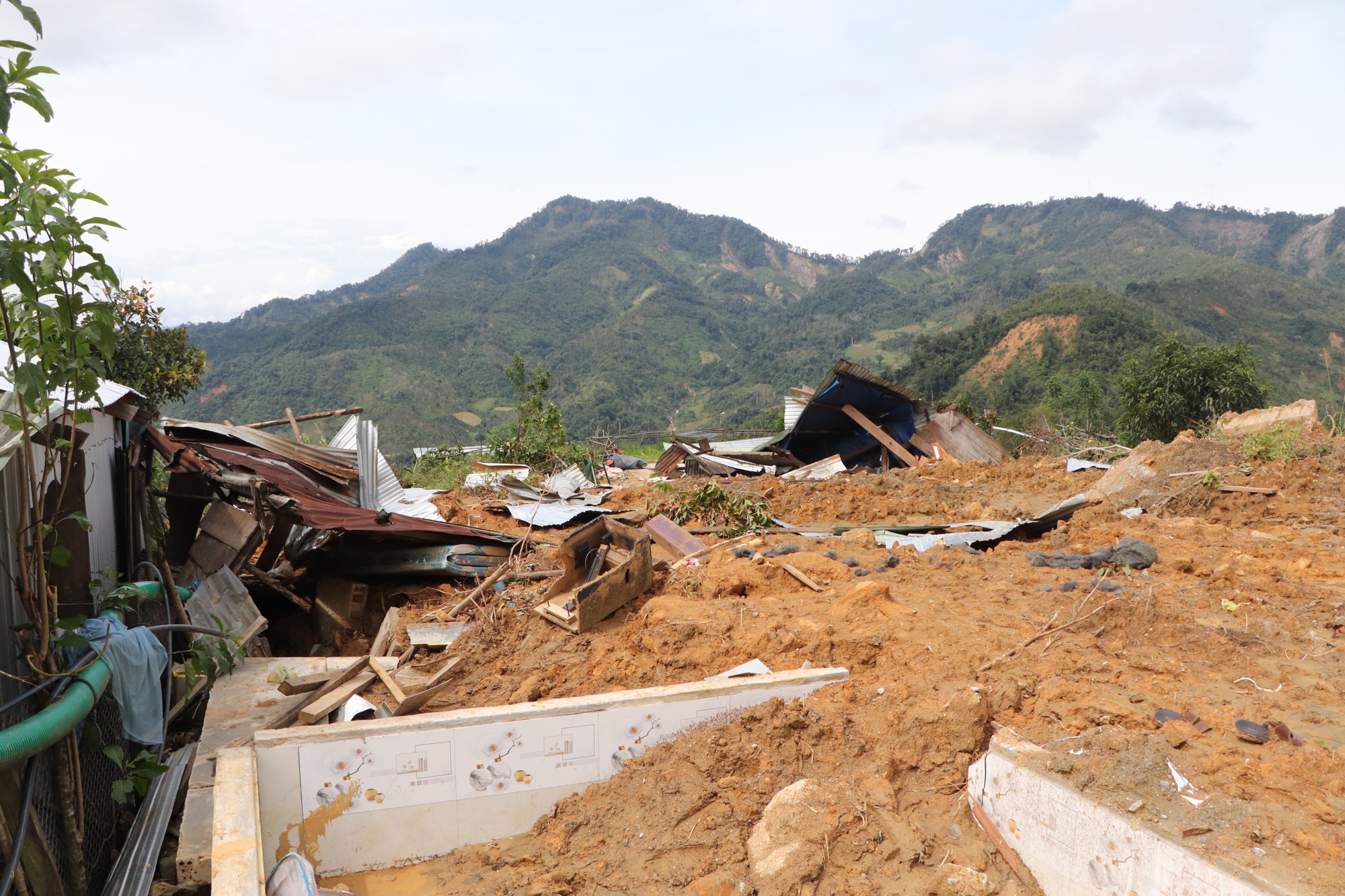 Sạt lở núi ở Đà Nẵng khiến 6 nhà sập , người dân lo sợ nợ ngân hàng - Ảnh 9.