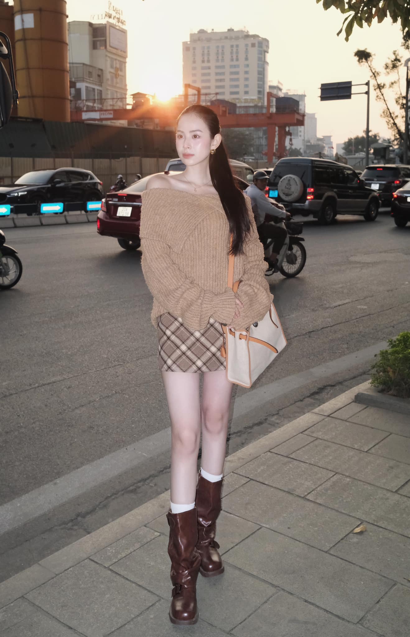 Thế nào là đỉnh cao phối đồ: Dâu hào môn Hương Liên diện toàn item màu trung tính mà bộ nào cũng sang tuyệt đối- Ảnh 6.