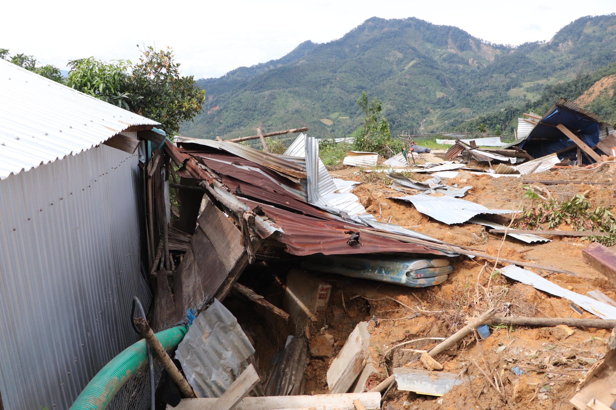 Sạt lở núi ở Đà Nẵng khiến 6 nhà sập , người dân lo sợ nợ ngân hàng - Ảnh 6.