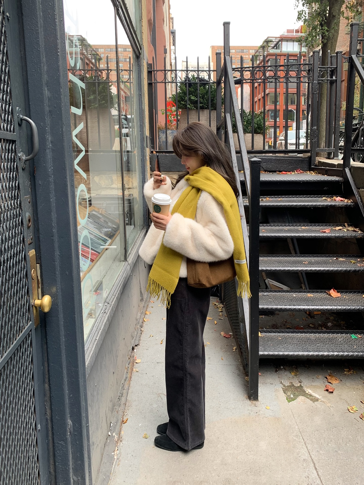 Tủ đồ của chị em cần có 5 item màu sắc này để phong cách trẻ trung, nổi bật hơn- Ảnh 8. Tủ đồ của chị em cần có 5 item màu sắc này để phong cách trẻ trung, nổi bật hơn- Ảnh 8.