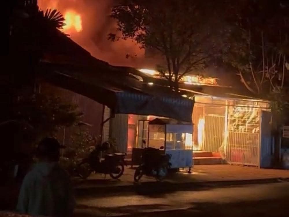 Cháy nhà ở Đức Cơ làm 2 mẹ con thương vong , 2 người thoát chết - Ảnh 1.