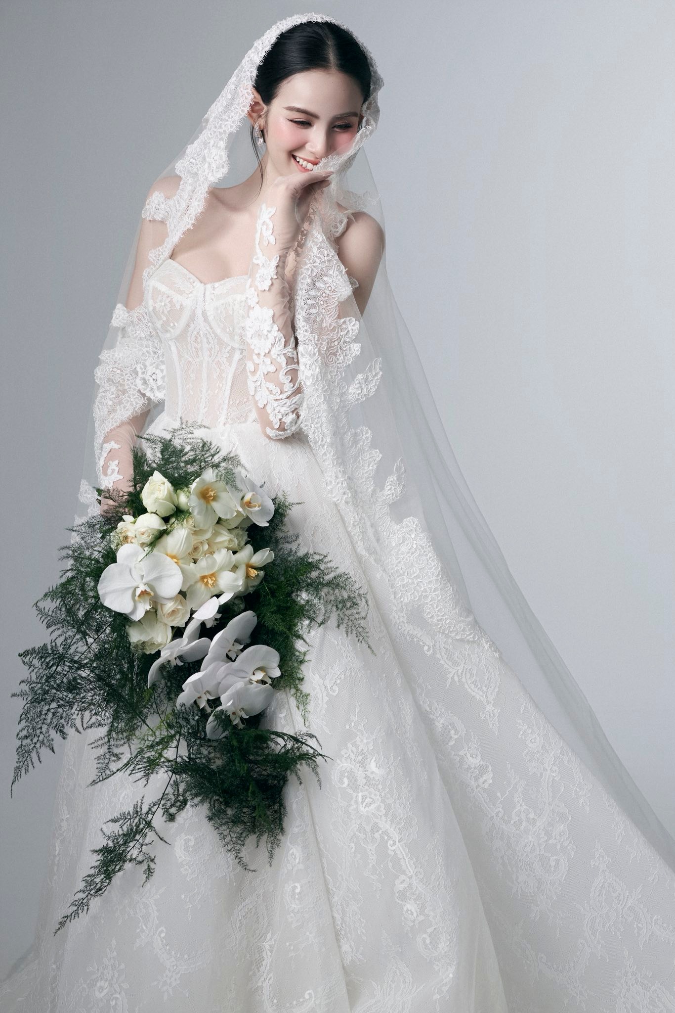 Thế nào là đỉnh cao phối đồ: Dâu hào môn Hương Liên diện toàn item màu trung tính mà bộ nào cũng sang tuyệt đối- Ảnh 1.