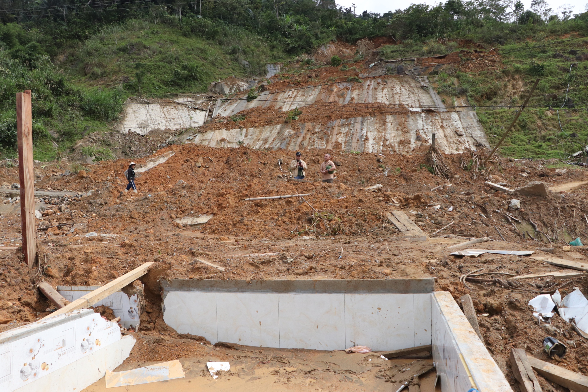 Sạt lở núi ở Đà Nẵng khiến 6 nhà sập , người dân lo sợ nợ ngân hàng - Ảnh 7.