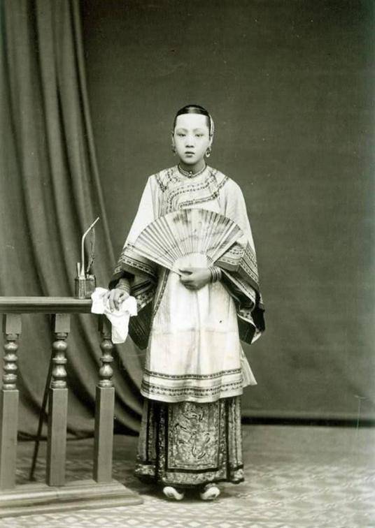 Bộ ảnh hiếm chụp thời nhà Thanh hơn 100 năm trước: Ngỡ ngàng trước nhan sắc giai nhân đứng cạnh Từ Hi Thái hậu- Ảnh 10.